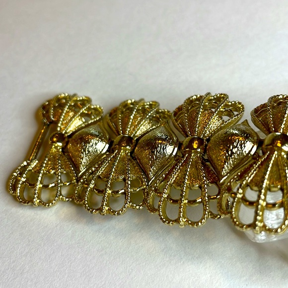 Vintage Signed Coro Goldtone Bow Bracelet - Picture 6 of 7